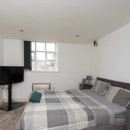 Lovely 1 Bedroom Apartment With Free Parking & Gym Kirkburton Exterior photo