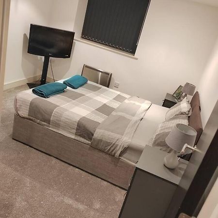 Lovely 1 Bedroom Apartment With Free Parking & Gym Kirkburton Exterior photo