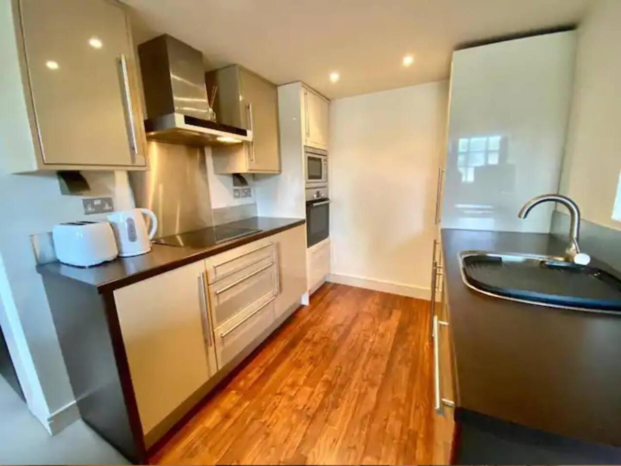 Lovely 1 Bedroom Apartment With Free Parking & Gym Kirkburton Exterior photo