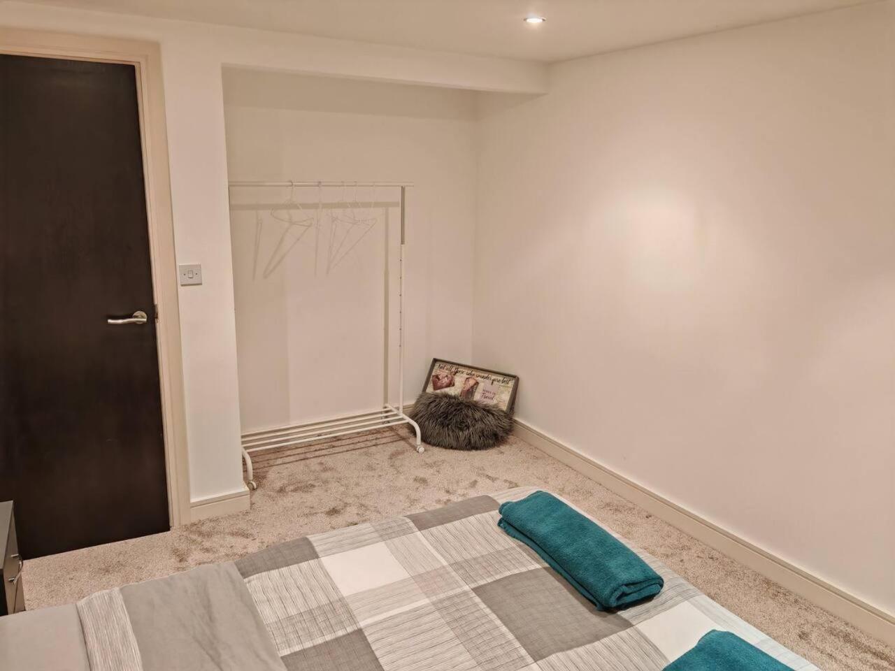 Lovely 1 Bedroom Apartment With Free Parking & Gym Kirkburton Exterior photo