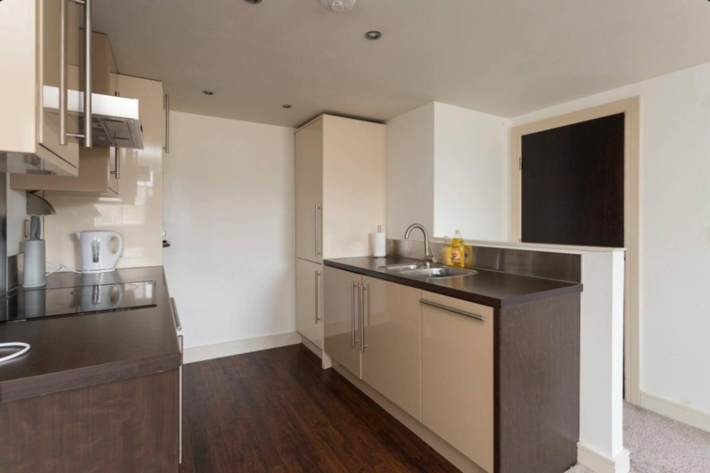 Lovely 1 Bedroom Apartment With Free Parking & Gym Kirkburton Exterior photo