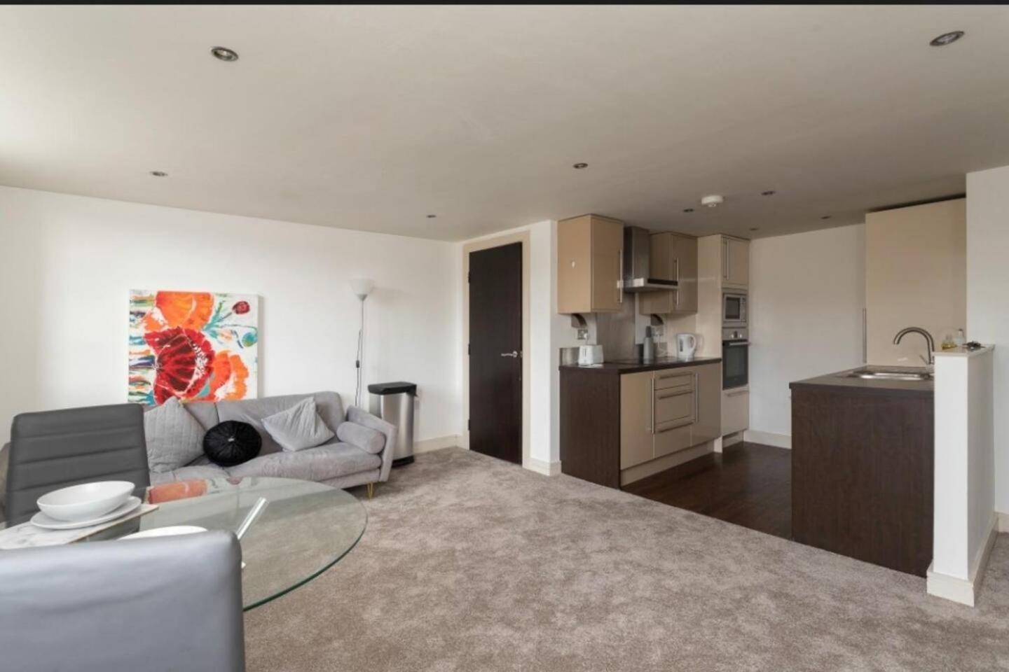 Lovely 1 Bedroom Apartment With Free Parking & Gym Kirkburton Exterior photo