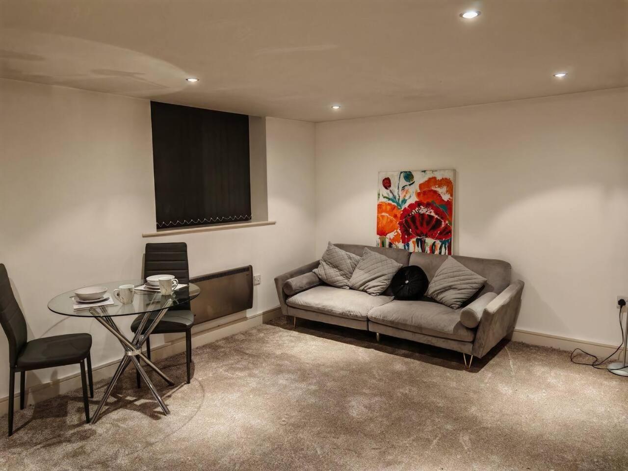 Lovely 1 Bedroom Apartment With Free Parking & Gym Kirkburton Exterior photo